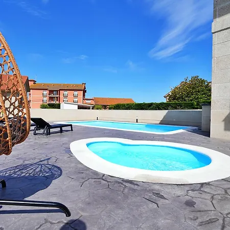 Con Piscina Frente A La Playa De Paxarinas アパート *