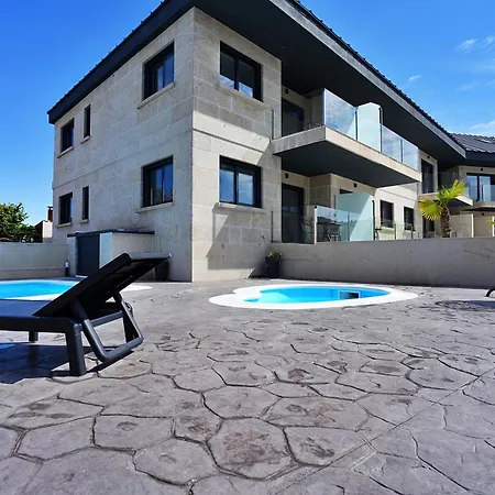 Con Piscina Frente A La Playa De Paxarinas アパート *